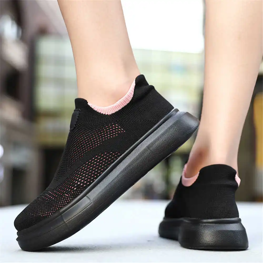 Tech Accessories To Buy - Plattform Strümpfe braune Schuhe für Frau